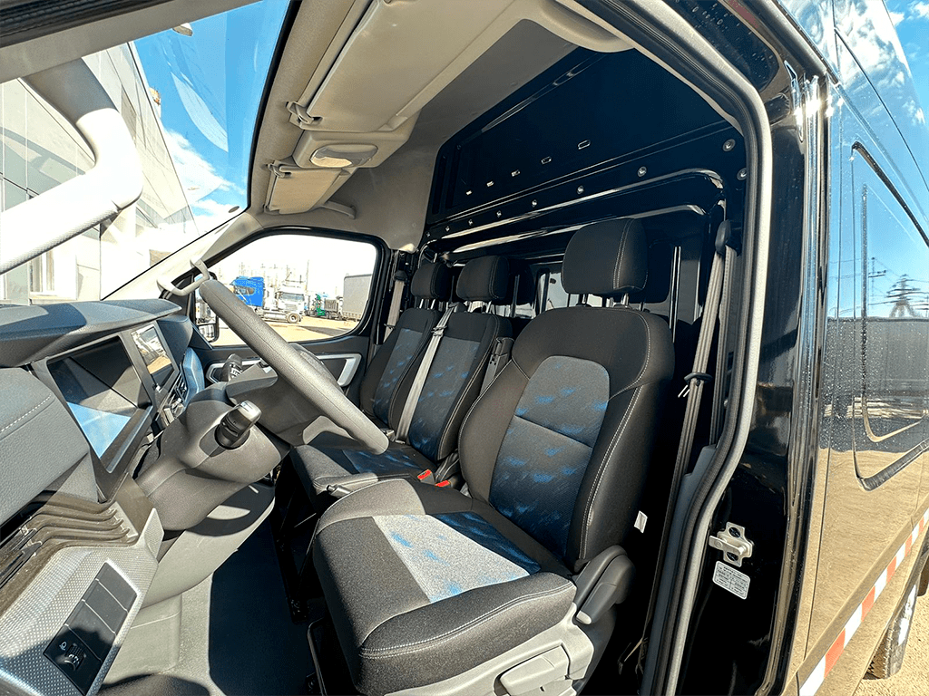 Цельнометаллический фургон черный DongFeng